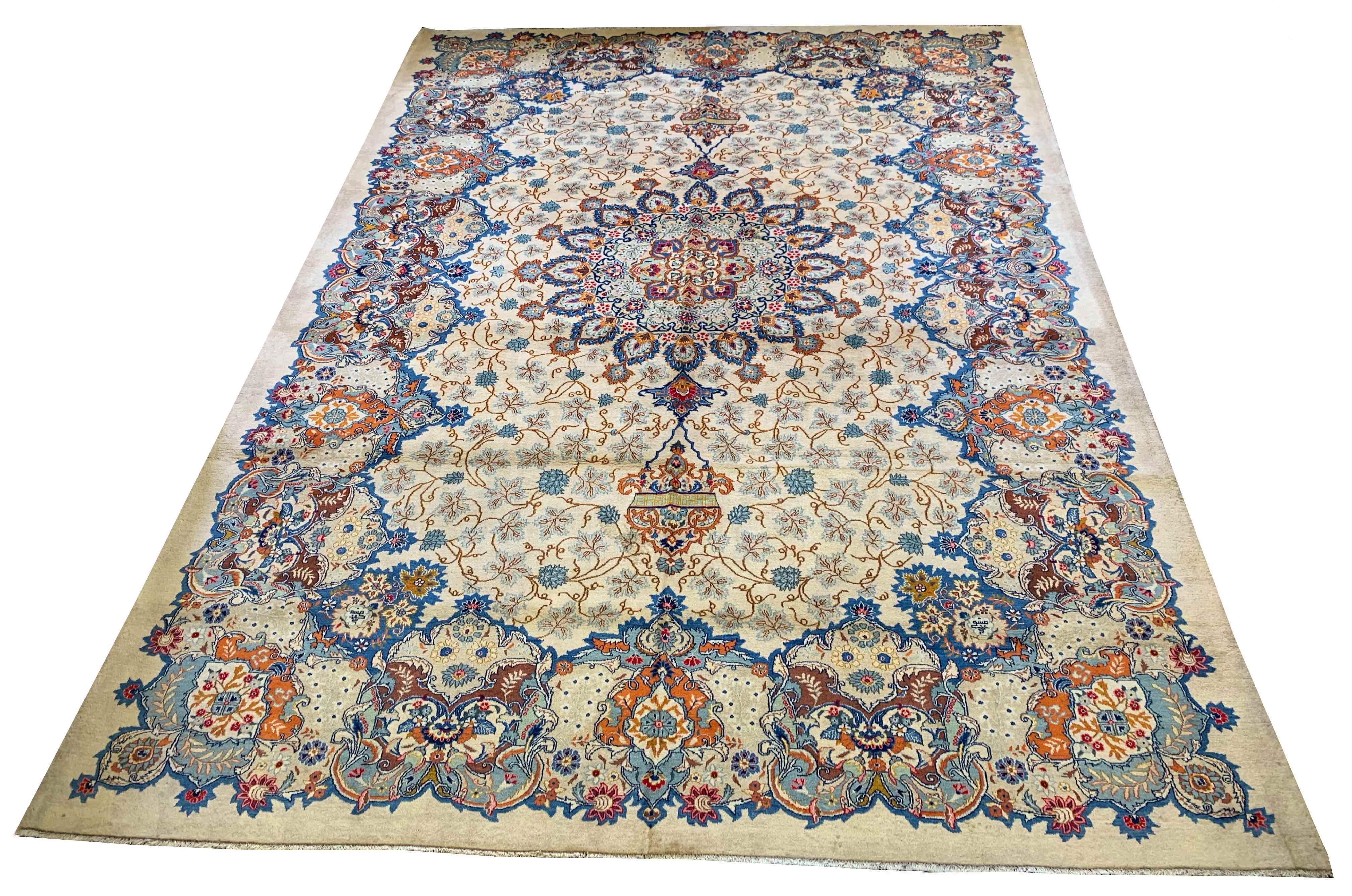 Hand-knotted Kashan rug in 100% wool on a cotton base featuring a blue and orange central medallion on a cream field - #7018.
