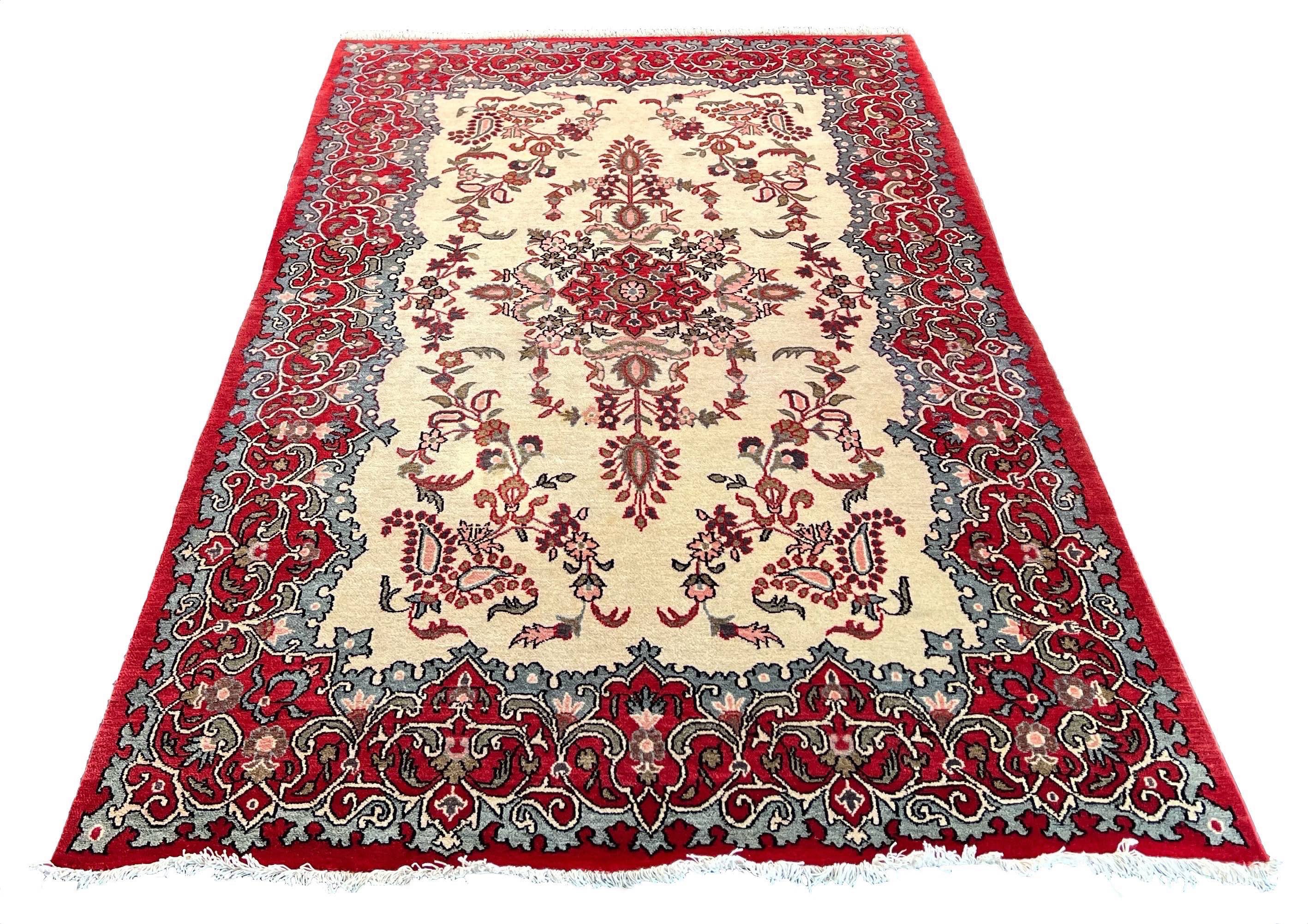 Vintage hand-knotted Kashan rug in 100% wool on a cotton base featuring a central medallion and ivory floral field - #7232.