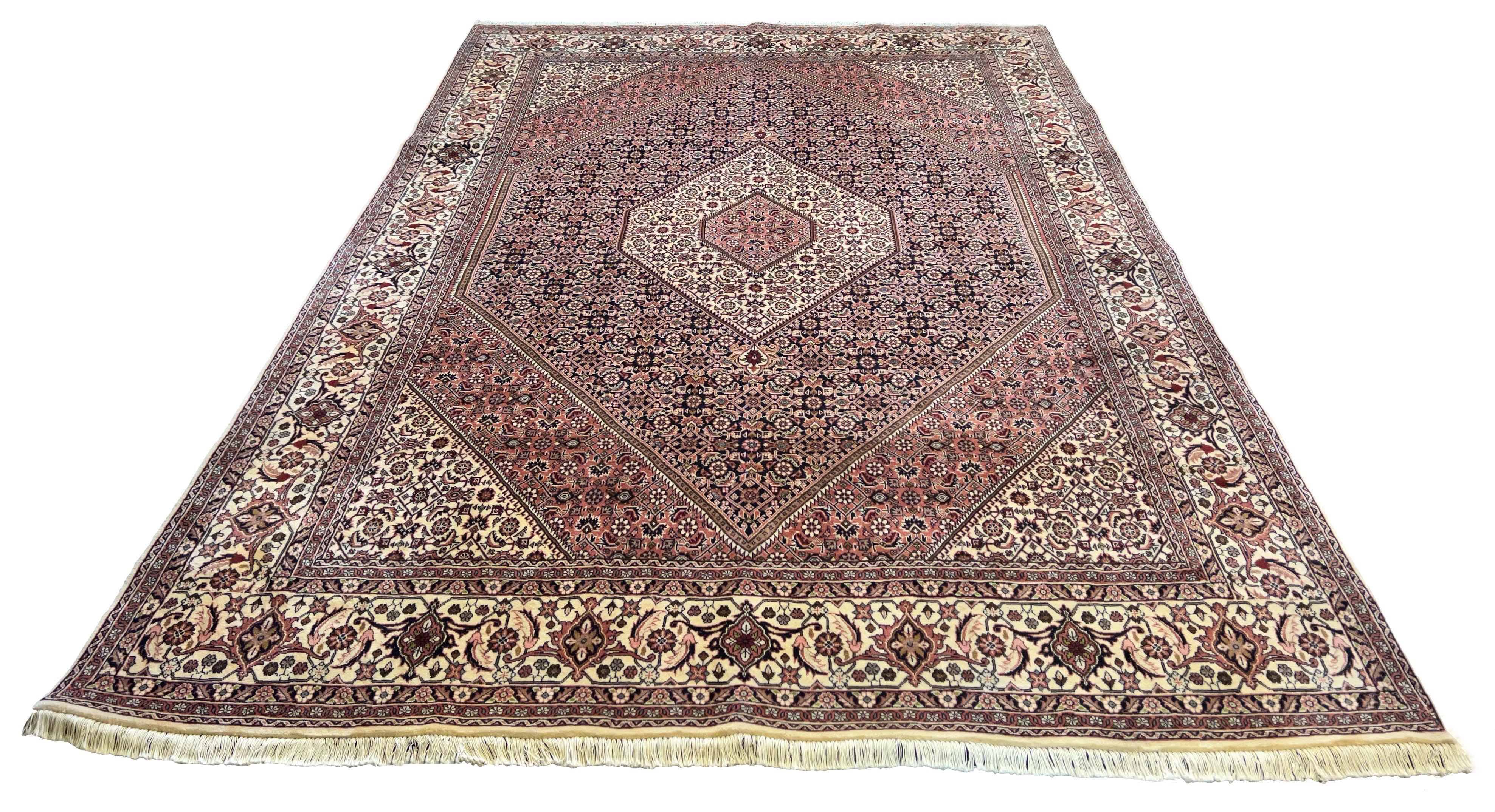Hand-knotted Bidjar rug in 100% wool on a cotton base featuring a traditional Mahi design - #7384.