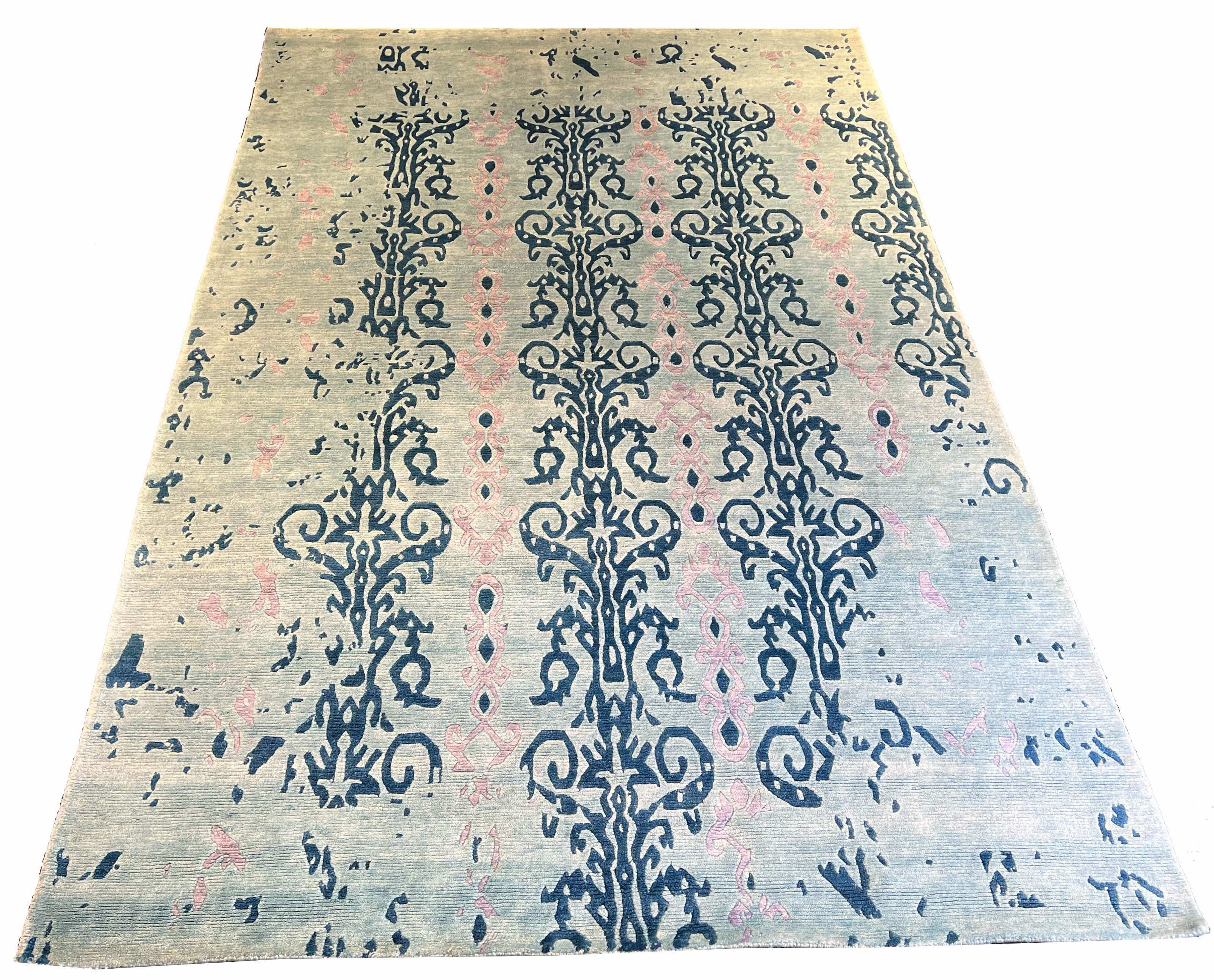 Hand-knotted modern rug with a loose ornamental motif in shimmering 60% bamboo silk and 40% wool - #8075.